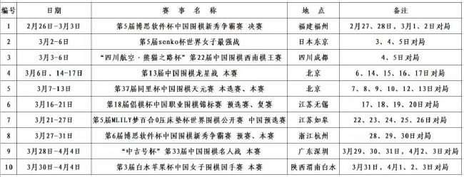 随后一行人与患者们合影留念，还开了很多玩笑。